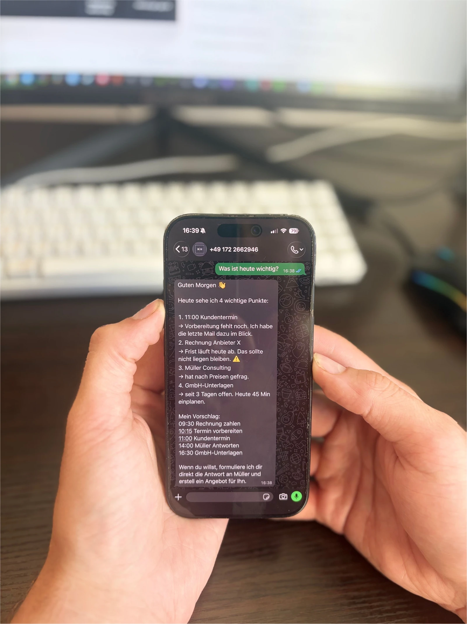 Ein Smartphone in zwei Händen zeigt eine Unterhaltung mit einem digitalen Geschäftsassistenten.